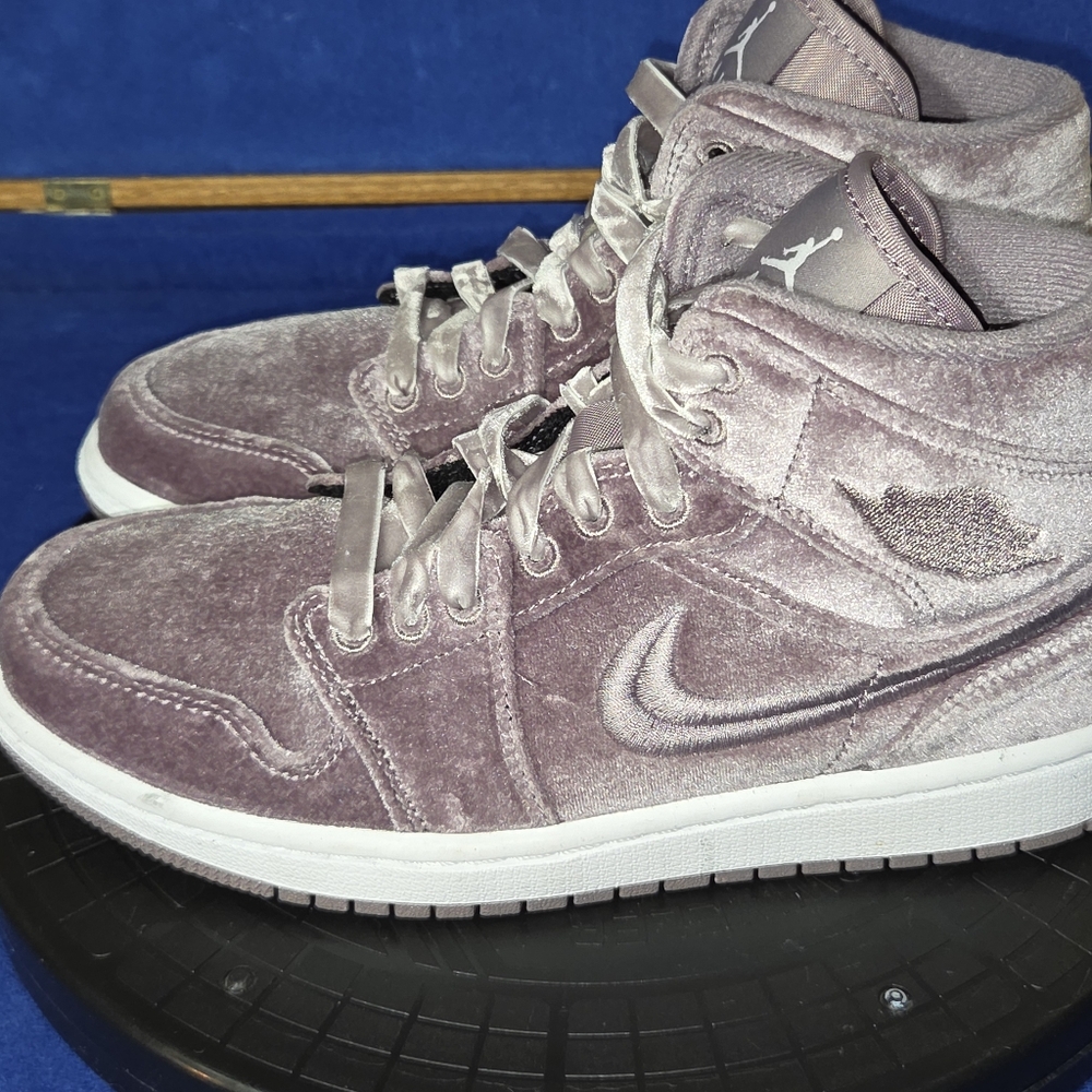 Womens Air Jrdan 1 Mid SE Purple Smoke Velvet Sneakers, Sz. 8.5-US, 40-EU